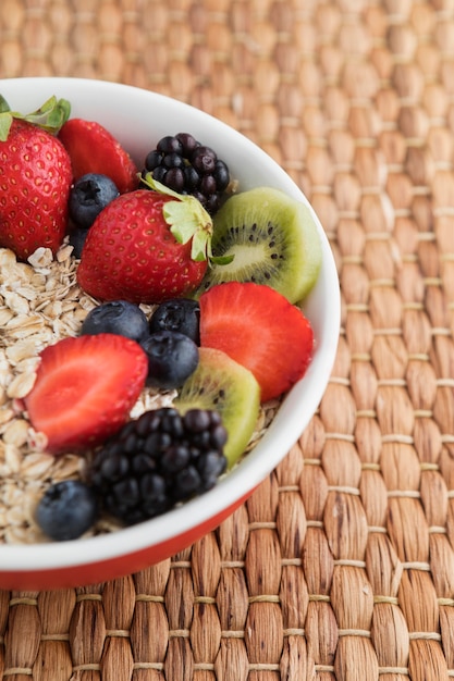 La mitad del bol lleno de frutas y cereales.