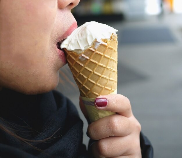 Mitad, cara, asiático, mujer, comida, helado, cono