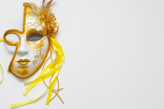 La mitad de la cara carnaval máscara dorada y espacio de copia