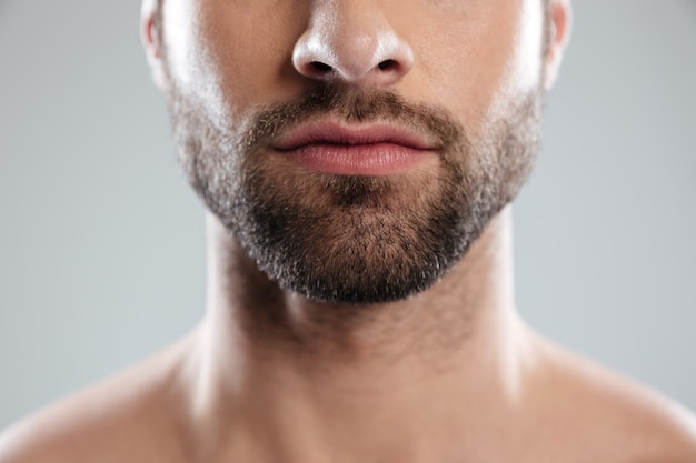 La mitad de la cara del hombre con barba