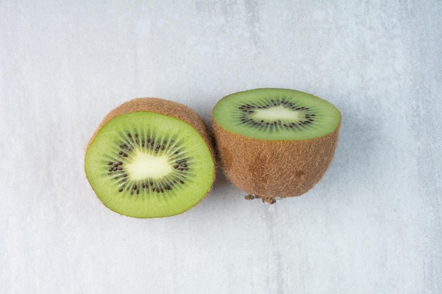 La mitad de la fruta de kiwi cortada sobre fondo de piedra. Foto de alta calidad