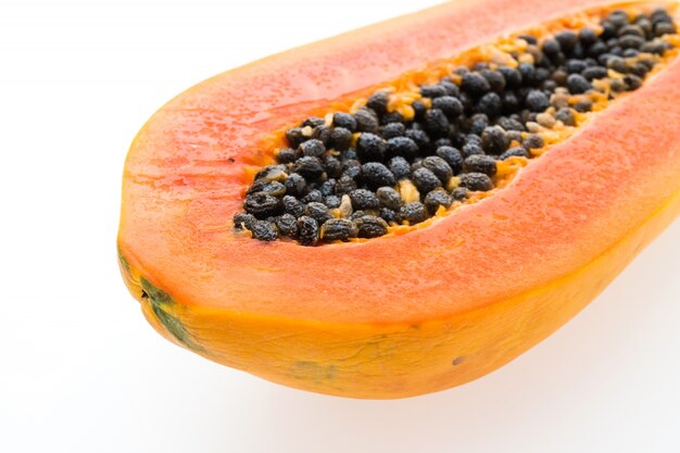 la mitad de naranja dulce de papaya verde