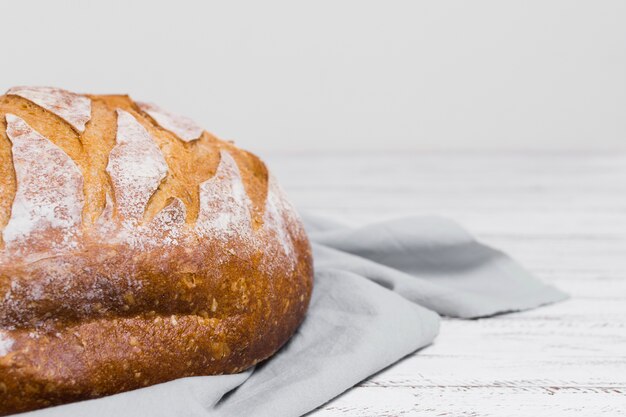 La mitad del pan sobre un trapo de cocina