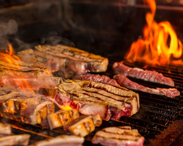 Foto gratuita mitad a la parrilla, mitad de filetes crudos a la parrilla