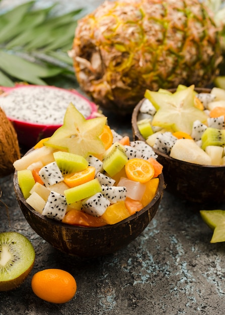 Mitades de coco rellenas de ensalada de frutas.