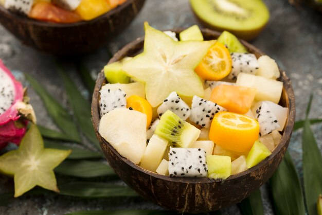 Mitades de coco rellenas con primer plano de ensalada de frutas