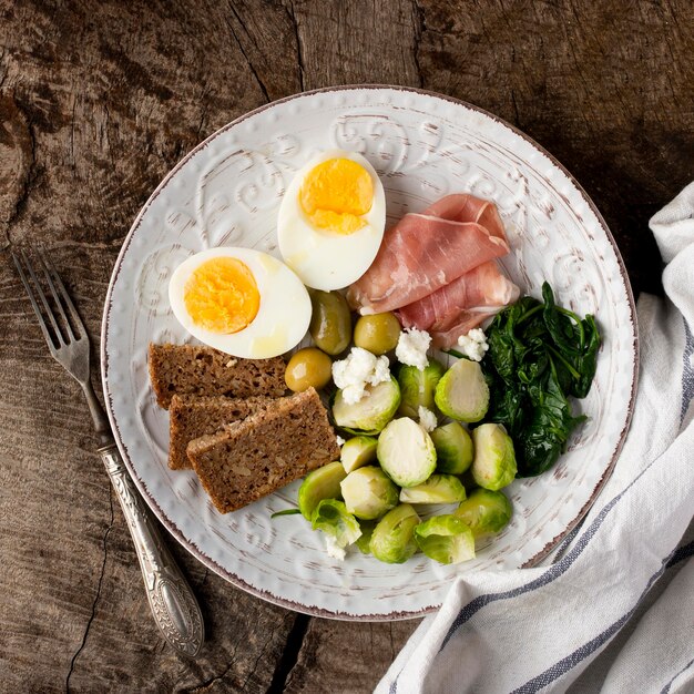 Mitades de huevos y verduras para el desayuno.