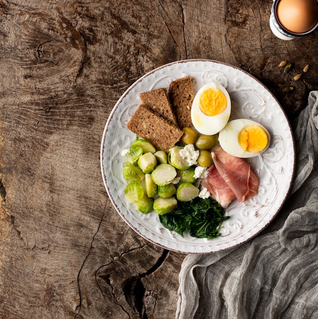 Mitades de huevos y verduras en tela