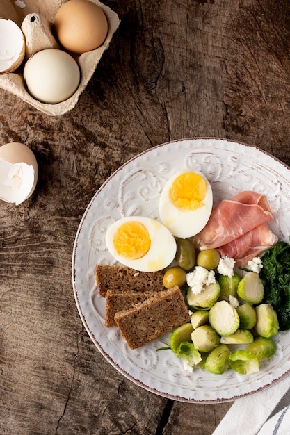 Foto gratuita mitades de huevos y verduras vista superior