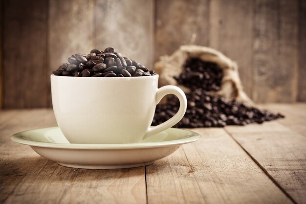 moca taza de espresso café en grano