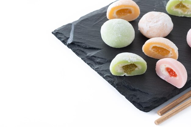 Mochi colorido japonés aislado sobre fondo blanco.