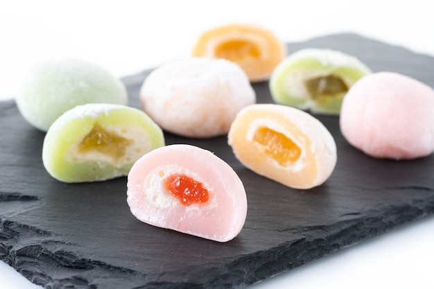 Mochi colorido japonés aislado sobre fondo blanco.