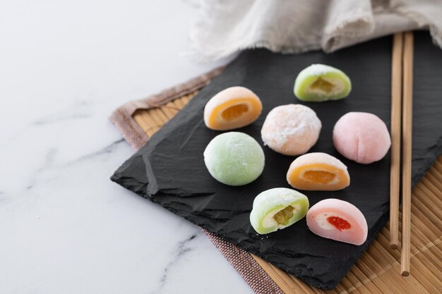Mochi colorido japonés sobre fondo de mármol