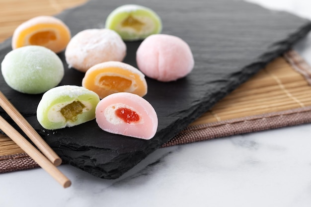 Mochi colorido japonés sobre fondo de mármol