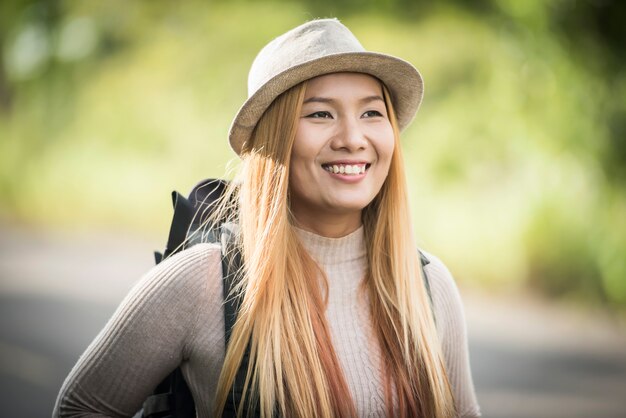 Mochila atractiva joven de la mujer para viajar en sus vacaciones. Concepto de estilo de vida de la mujer