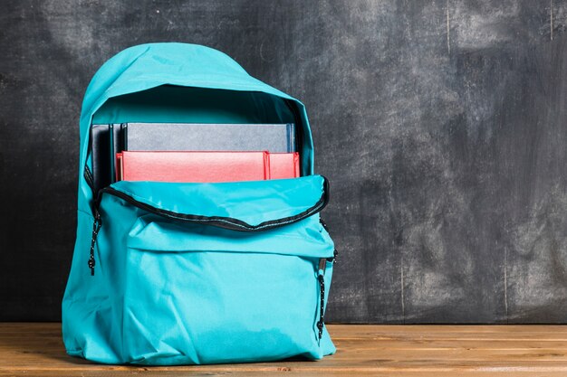 Mochila azul con libros de texto