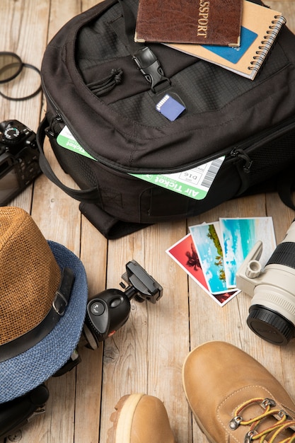 Mochila empacada para viajar con pasaporte y cámara.