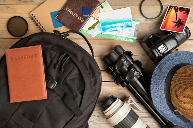 Mochila empacada para viajar con pasaporte y cámara.