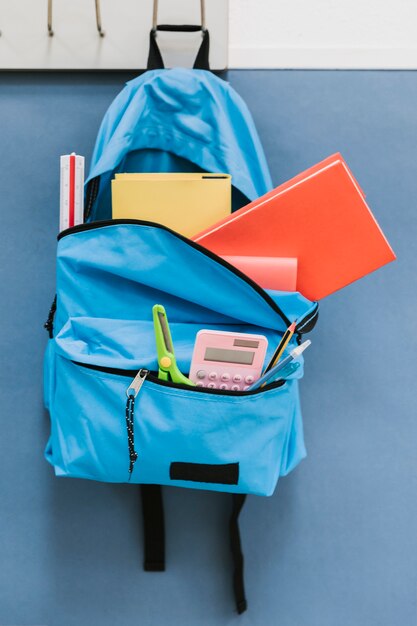 Mochila infantil con gancho en clase