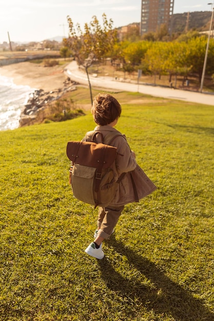 Mochila con niño de alto ángulo