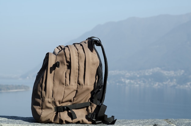 Foto gratuita mochila de senderismo grande con las montañas borrosas de fondo