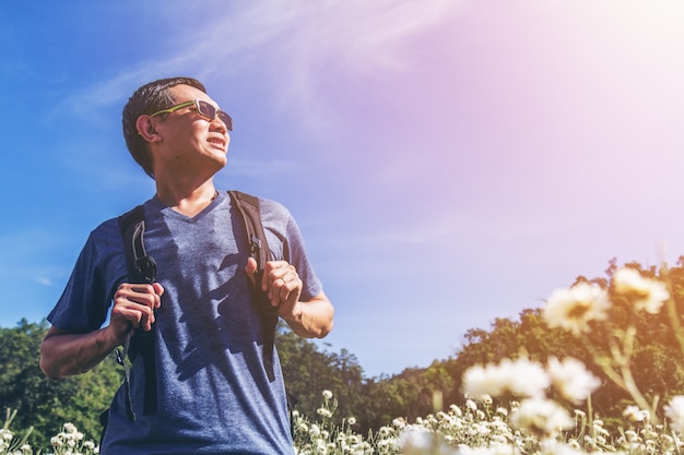 Foto gratuita mochila de viaje en la naturaleza