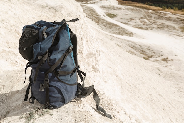 Mochila de viajero de primer plano al aire libre