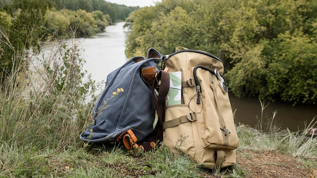 Mochilas de la pareja sobre el césped en la naturaleza