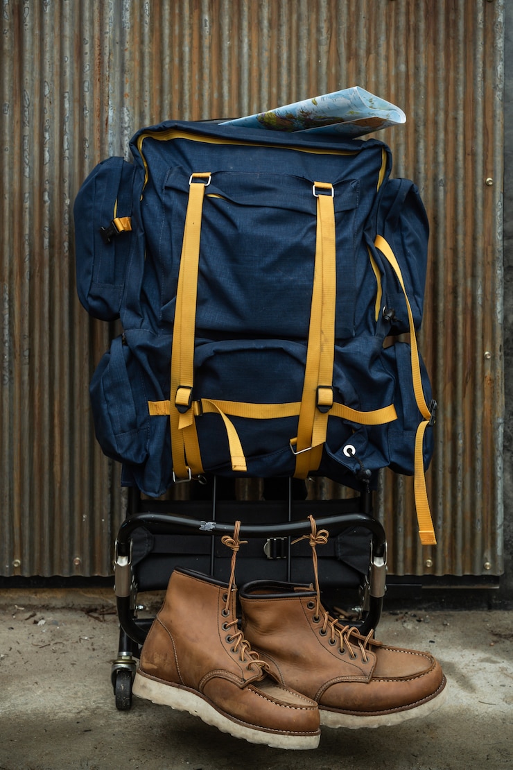 Foto gratuito mochilas y zapatos para viajeros.