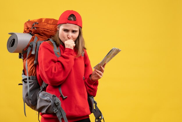 Mochilero femenino de vista frontal sosteniendo un mapa de viaje