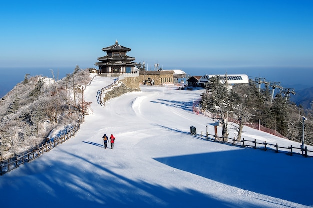 Mochilero en las montañas Deogyusan en invierno