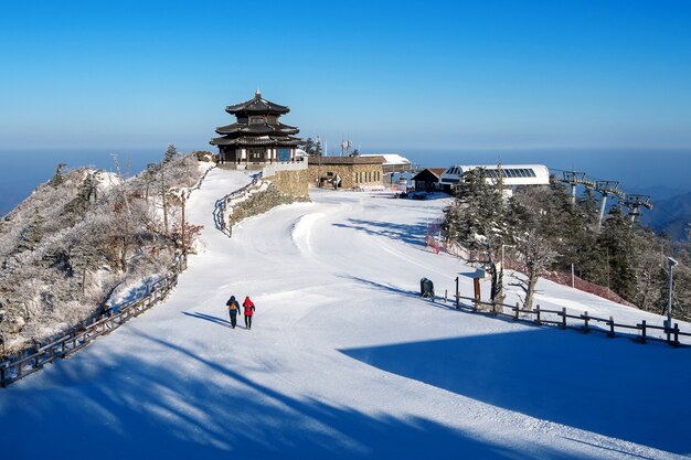 Mochilero en las montañas Deogyusan en invierno