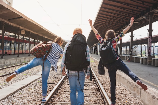 Foto gratuita mochileros divirtiéndose en vías de tren