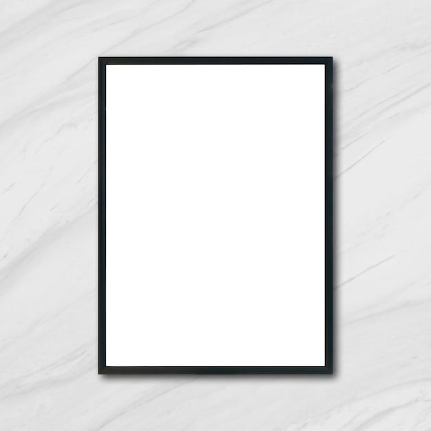 Mock up marco cartel en blanco colgando de mármol blanco en la pared de la sala - se puede utilizar maqueta para el montaje de los productos de visualización y el diseño de diseño visual clave.