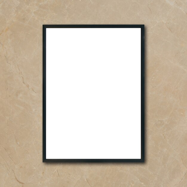 Mock up marco cartel en blanco colgando de la pared de mármol marrón en la habitación - se puede utilizar la maqueta para la presentación de productos de montaje y el diseño de diseño visual clave.
