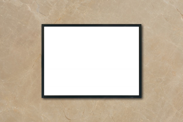 Mock up marco cartel en blanco colgando de la pared de mármol marrón en la habitación - se puede utilizar la maqueta para la presentación de productos de montaje y el diseño de diseño visual clave.