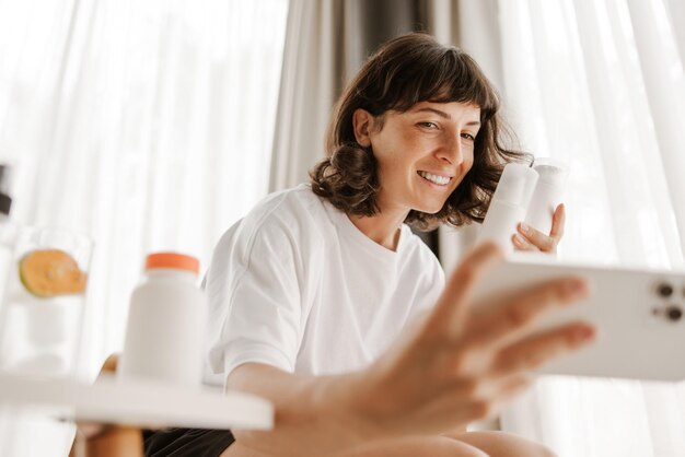 Mockup de botella de cosméticos para mujer haciendo foto con productos