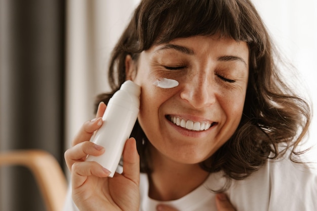 Mockup de cosmética para mujer crema facial