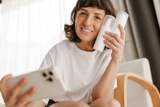 Mockup de cosméticos para productos de mujer mirando a cámara.