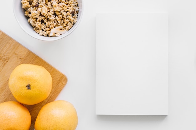 Foto gratuita mockup de cubierta de libro con naranjas y cereales