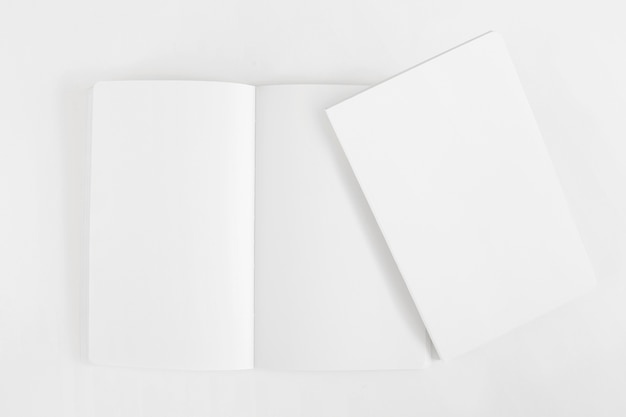 Mockup de dos libretas en blanco