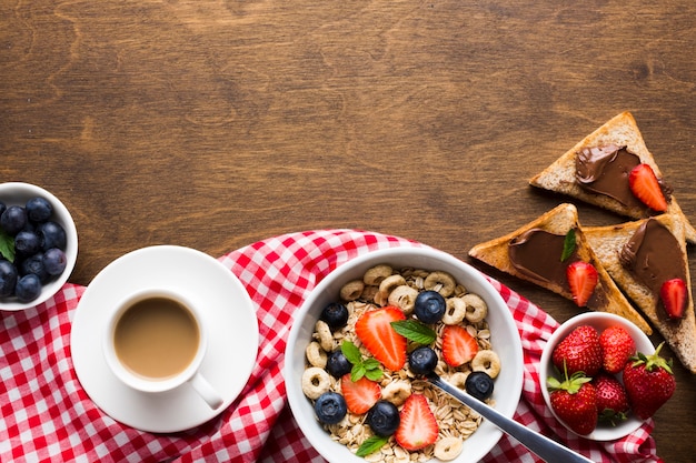 Foto gratuita mockup flat lay de mesa de desayuno con copyspace