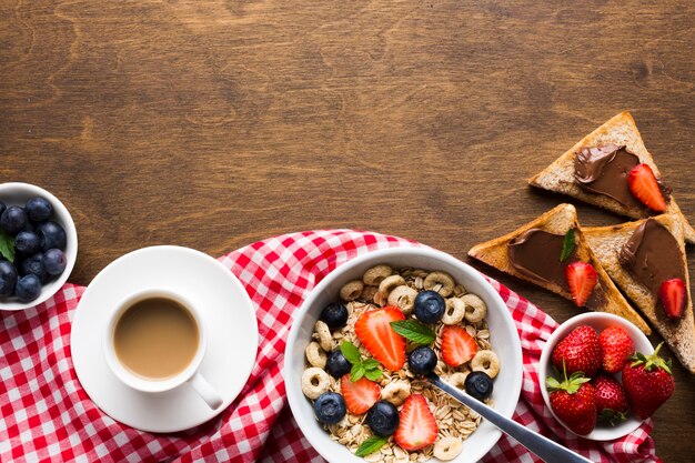 Mockup flat lay de mesa de desayuno con copyspace