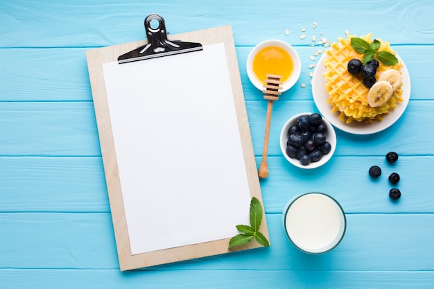 Mockup flat lay de portapapeles sobre mesa de desayuno