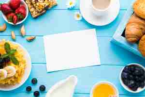 Foto gratuita mockup flat lay de tarjeta de papel sobre mesa de desayuno