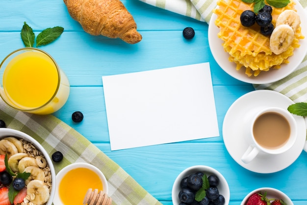 Foto gratuita mockup flat lay de tarjeta de papel sobre mesa de desayuno