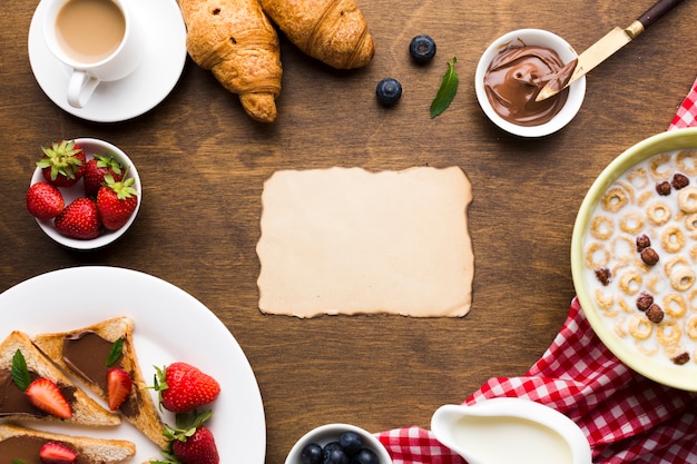 Mockup flat lay de tarjeta de papel sobre mesa de desayuno