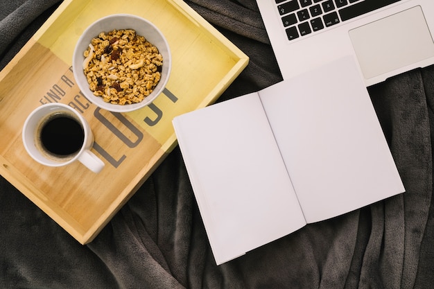 Mockup de folleto con café y cereales en tabla