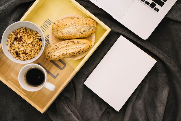 Mockup de folleto con desayuno simple