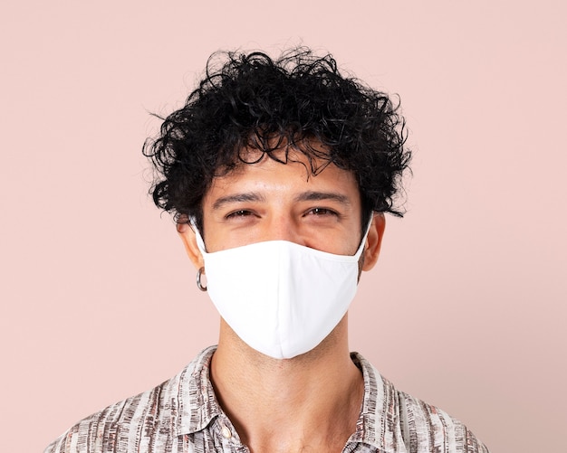 Foto gratuita mockup de hombre latino psd con mascarilla en la nueva normalidad